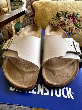 Birkenstock Women’s Single Buckle Sandals in Light Beige